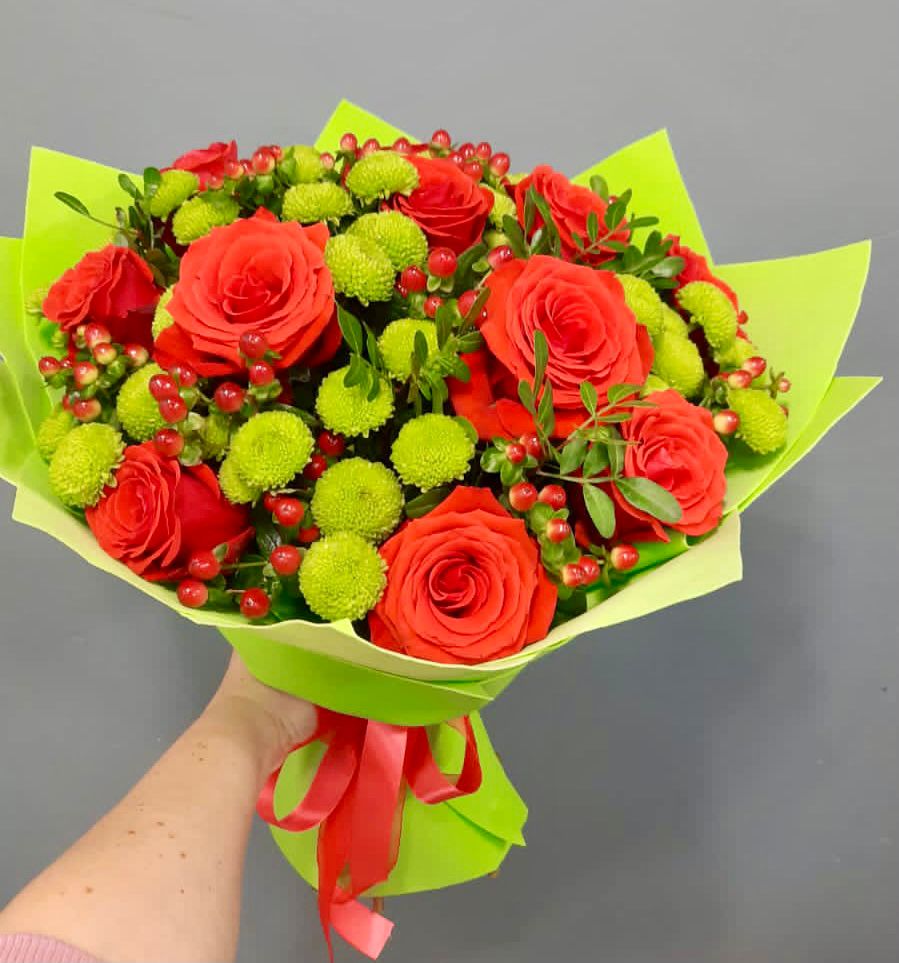 Букет цветов из: Хризантемы и Розы в Стекольный