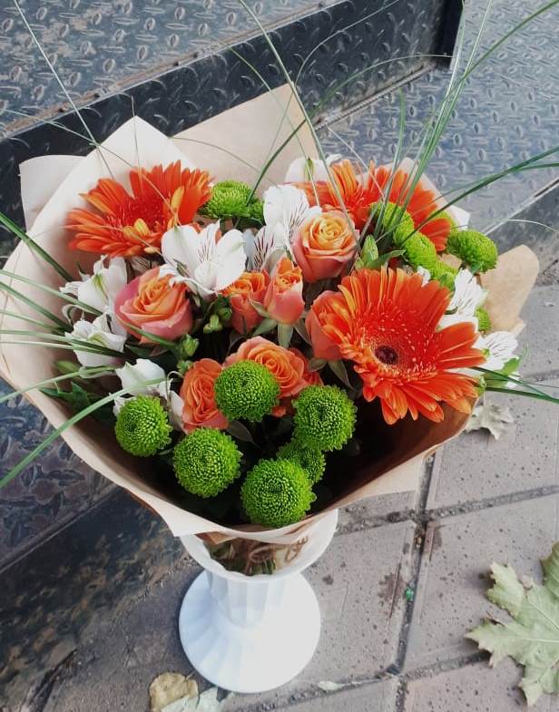 Букет цветов из: Герберы, Хризантемы, Альстромерии и Розы в Стекольный