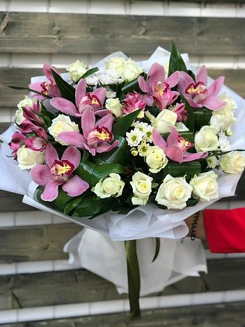 Букет цветов из: Розы и Хризантемы в Стекольный