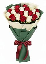Букет Микс из красных и белых роз в Стекольный