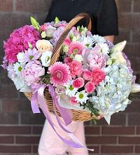 Композиция солнечный день в Стекольный Цветочная композиция из Розы, Хризантемы, Пионы и Лизиантусы в корзине в Стекольный