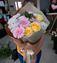 Букет цветов из:  Герберы, Розы и Хризантемы в Стекольный