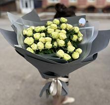 Букет Белые кустовые розы Солинеро в Стекольный