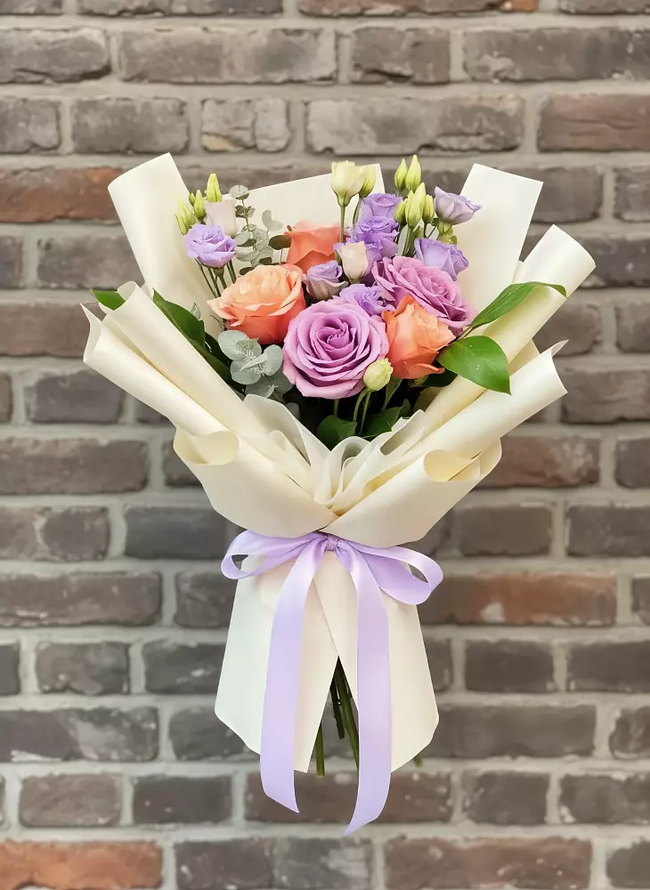 Букет цветов из: Лизиантусы и Розы в Стекольный