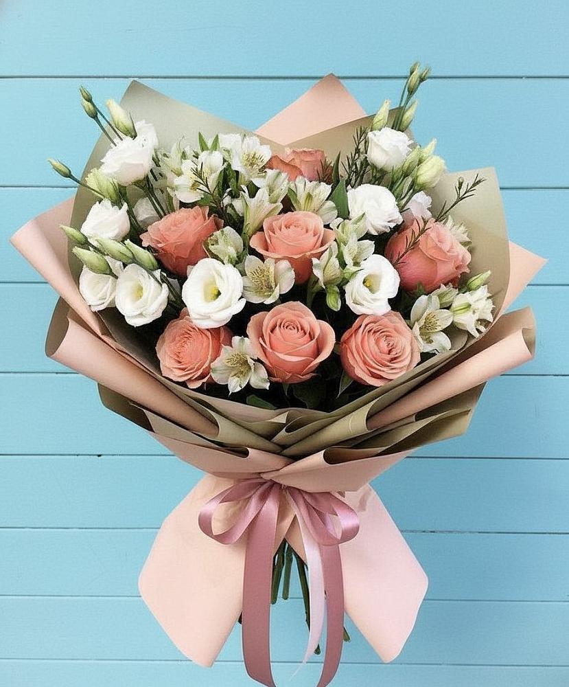 Букет цветов из: Розы, Альстромерии и Лизиантусы в Стекольный