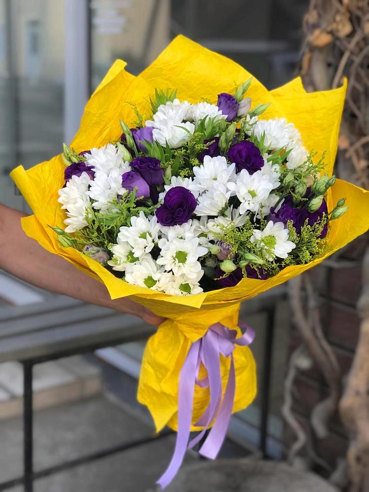 Букет цветов из: Ирисы, Хризантемы и Ромашки в Стекольный