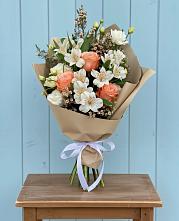 Букет цветов из:  Альстромерии, Лизиантусы, Розы и Хризантемы в Стекольный