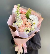 Букет цветов из:  Хризантемы и Розы в Стекольный