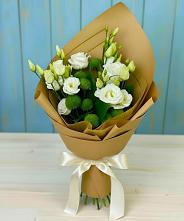 Букет цветов из:  Хризантемы и Лизиантусы в Стекольный