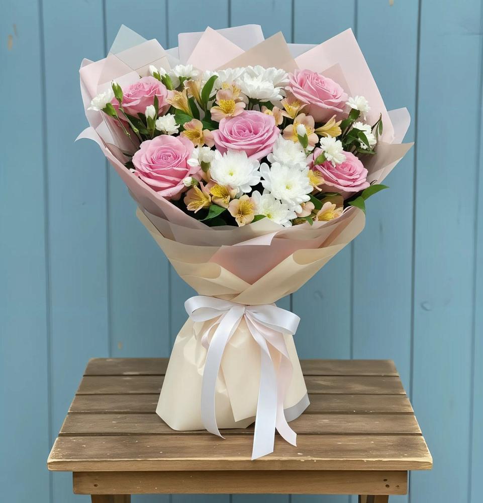 Букет цветов из: Гвоздики, Орхидеи и Розы в Стекольный