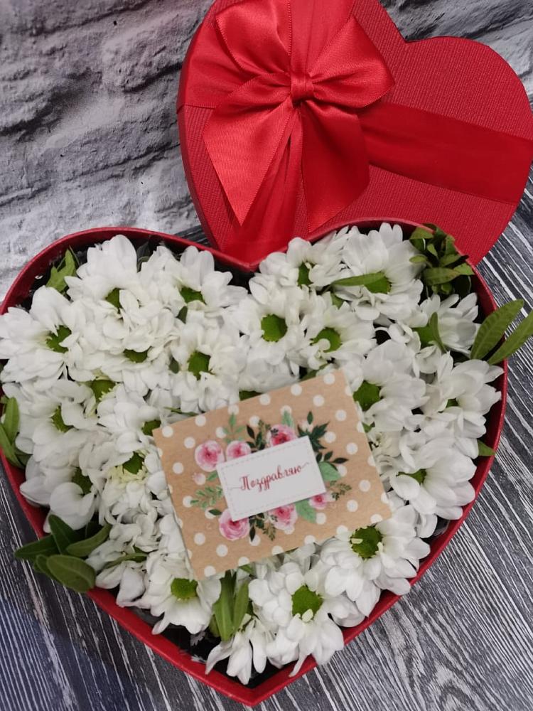 Цветочная композиция из Хризантемы в виде сердца в Стекольный