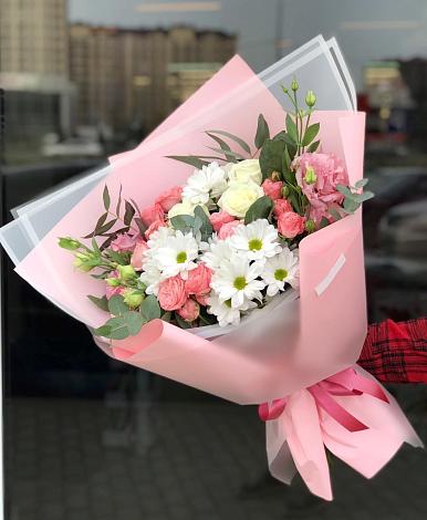 Букет цветов из: Розы, Лизиантусы и Хризантемы в Стекольный